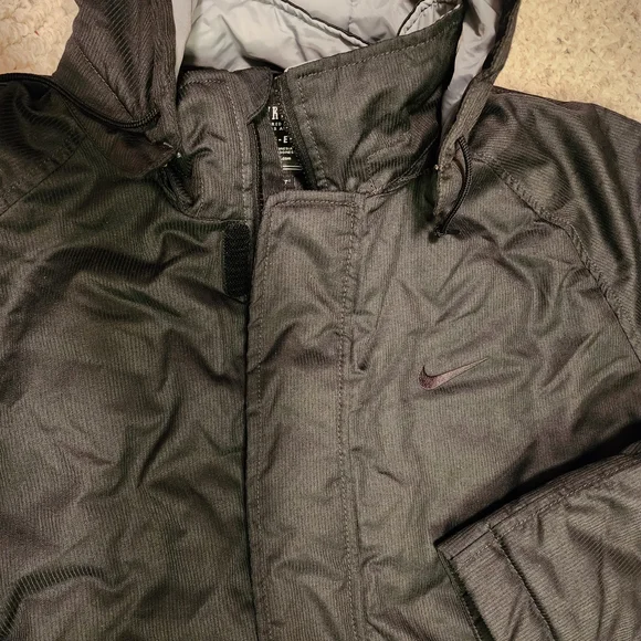 Vintage Nike Men's Black Puffer Jacket - Picture 2 of 6